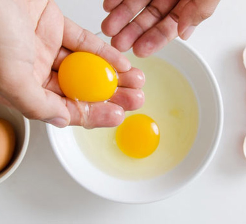 Cách làm căng da mặt bằng trứng gà tại nhà