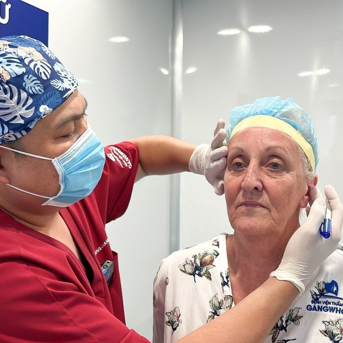 Khách hàng quốc tế tìm đến bác sĩ căng da mặt Phùng Mạnh Cường để "hồi xuân"